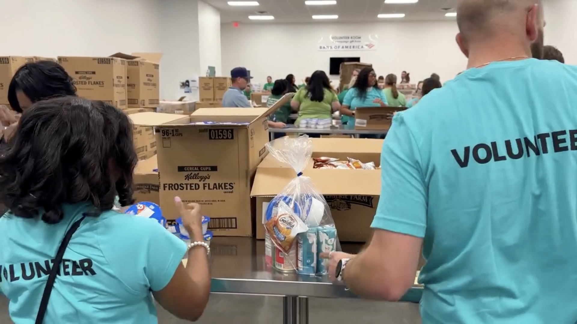 Volunteer's packing food bags