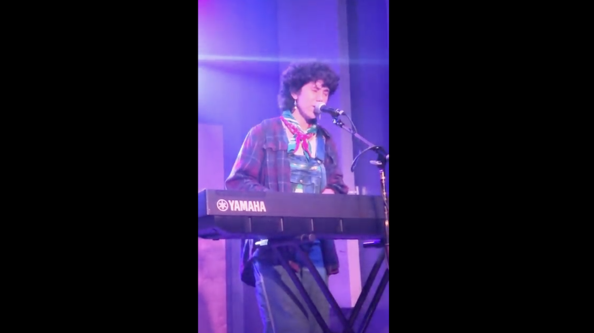 Olive Klug performing live on a keyboard.