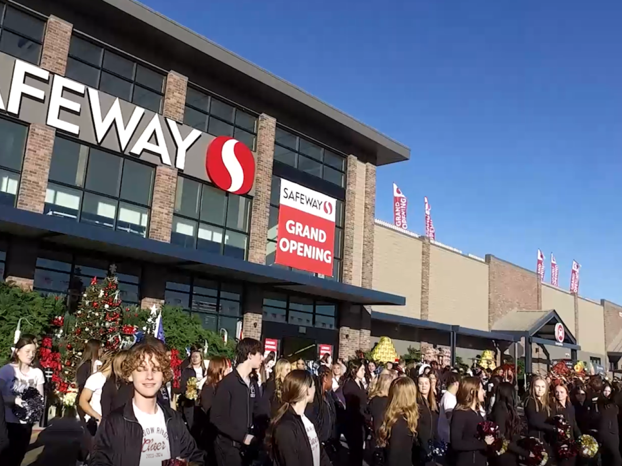Crowd outside of new Safeway store in Suprise, AZ