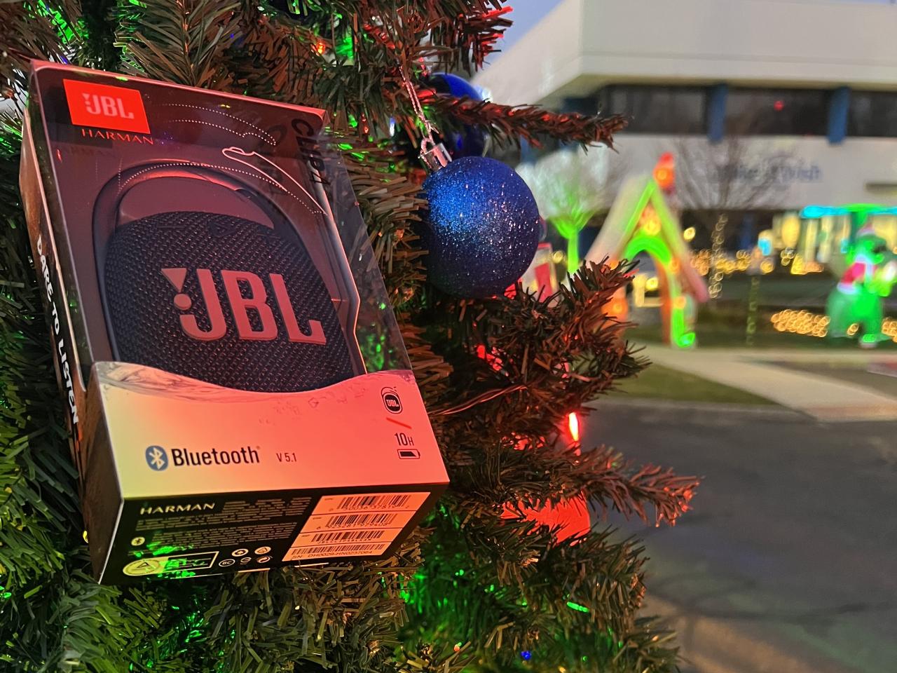 Make A Wish and HARMAN decorated a Christmas tree with JBL products.