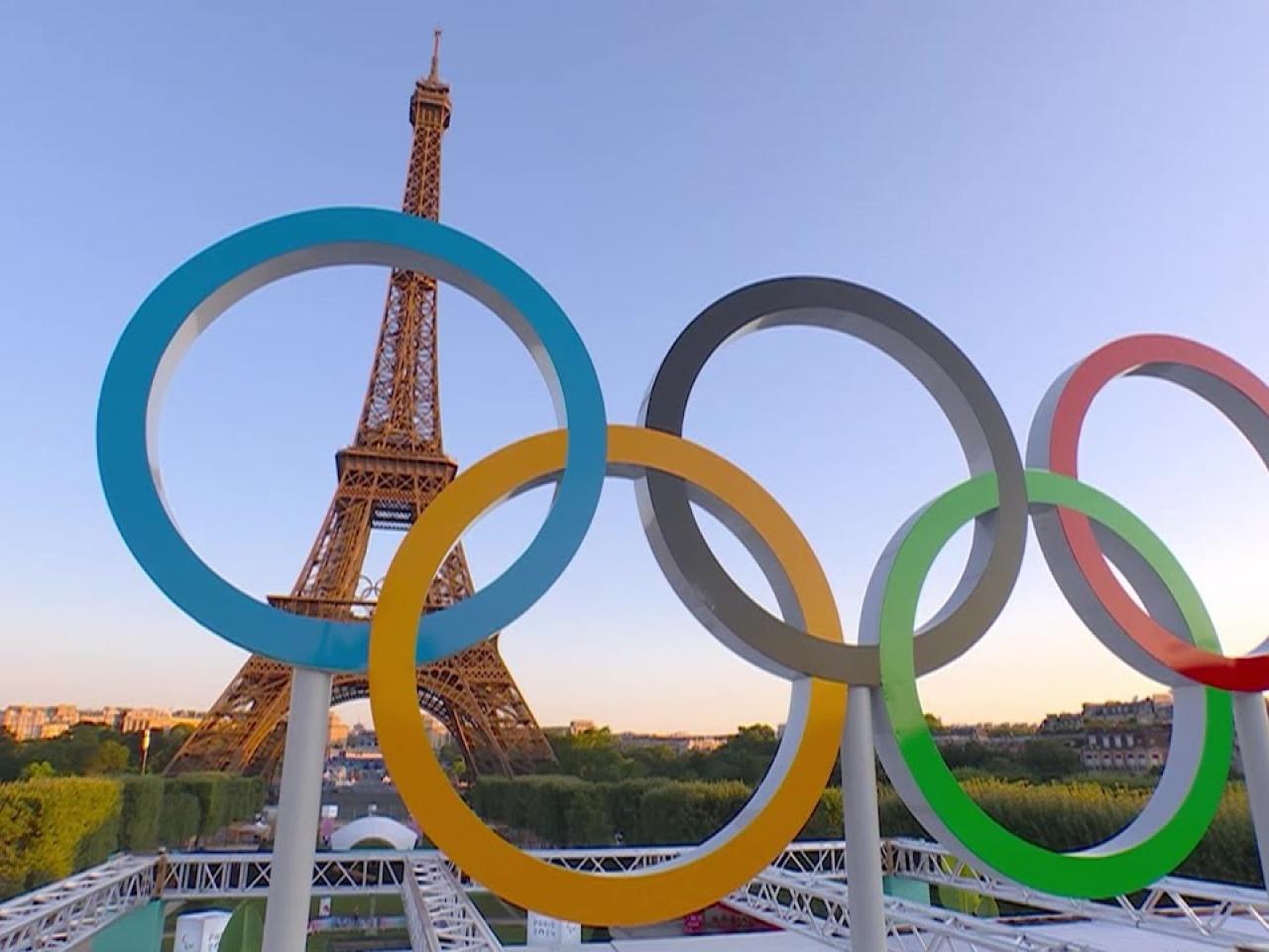 Olympic rings in front of the Eiffel Tower