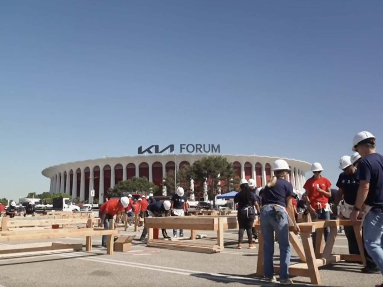 people volunteering together