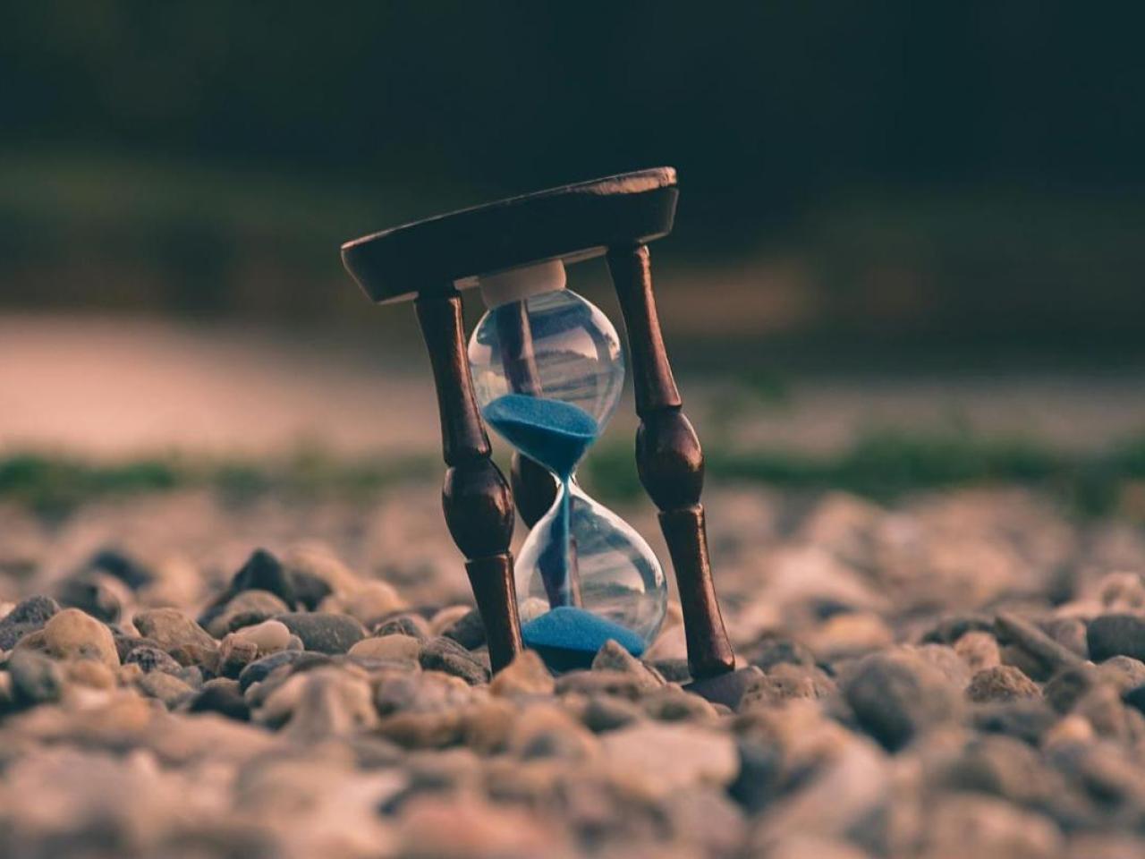 Hourglass symbolizing the ESG ratings timeline