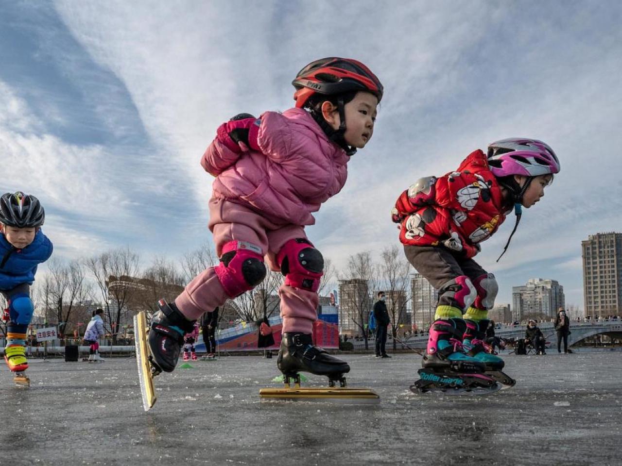 young children practice speed skating