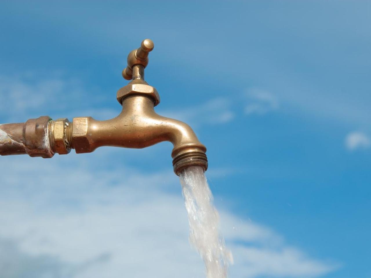 Water spout with water flowing