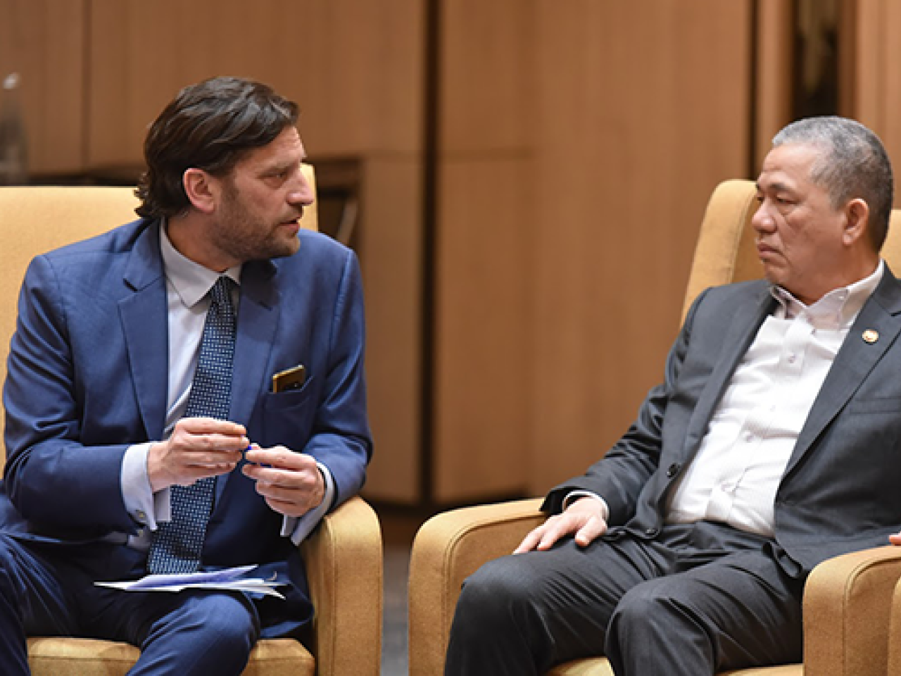 Didier Bergeret speaks with YAB Dato’ Sri Haji Fadillah Yusof, Deputy Prime Minister of Malaysia, and Minister of Plantation and Commodities.