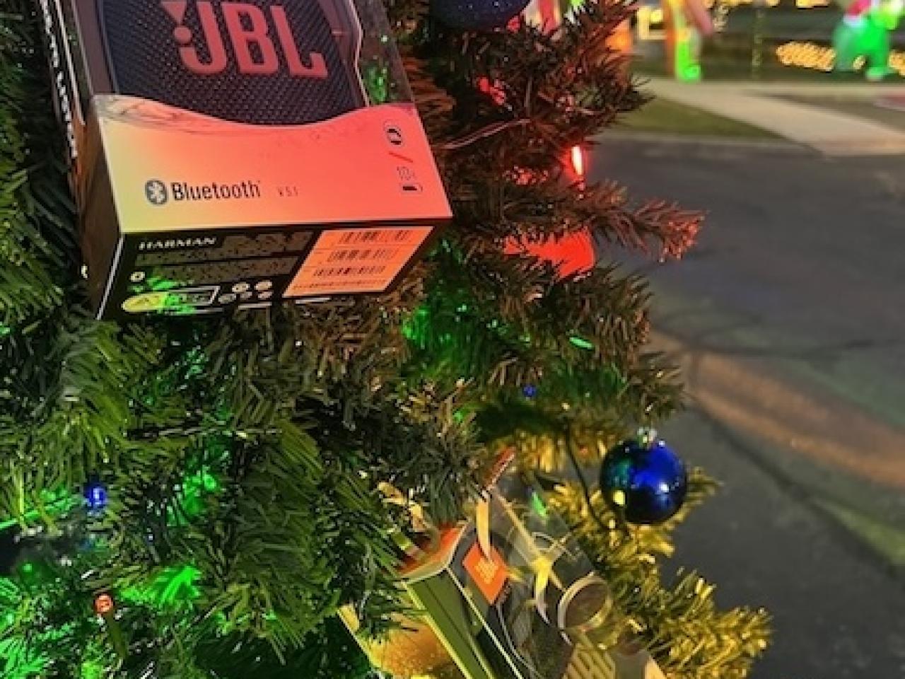 HARMAN and Make-A-Wish decorated Christmas tree.