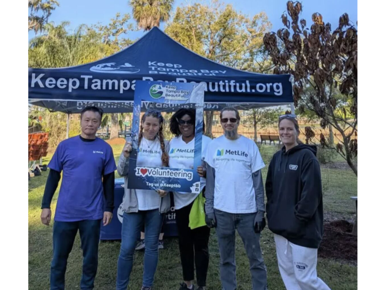 MetLife volunteers