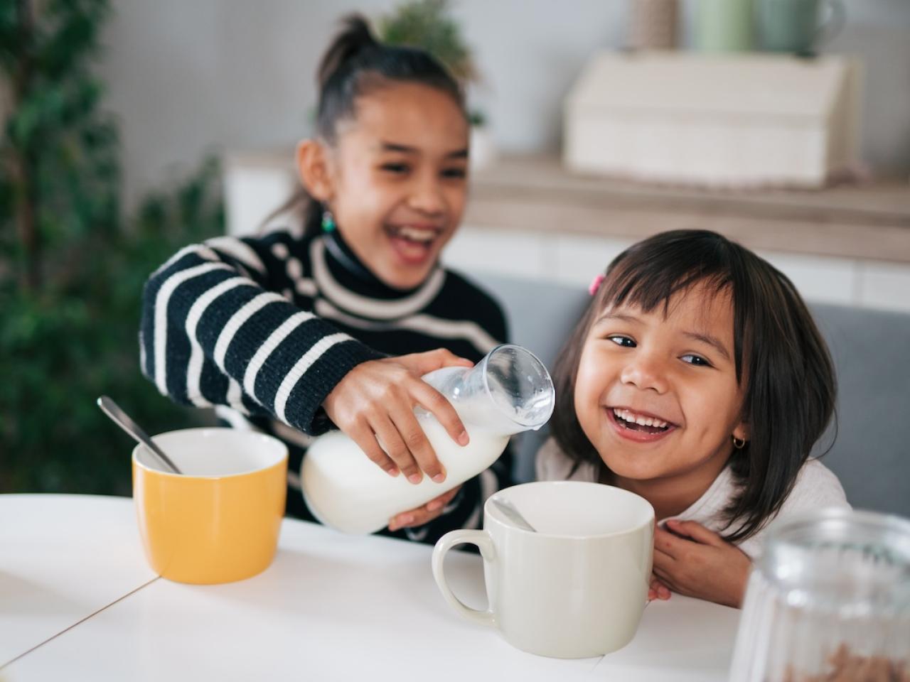 children drinking milk