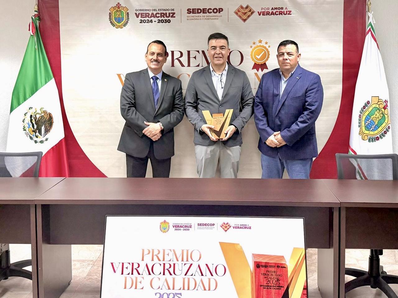 Veracruz State Quality Award being given out