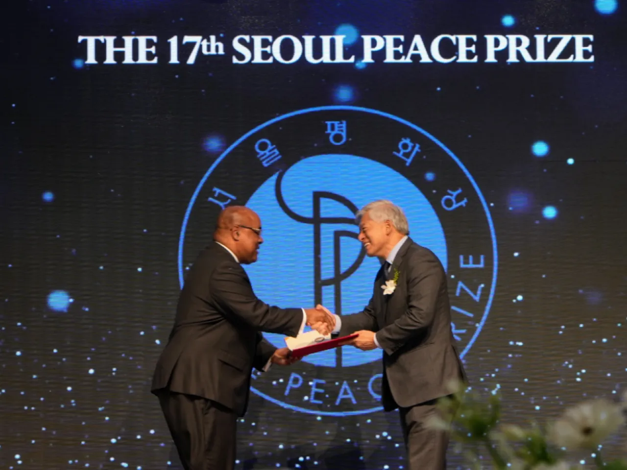 Direct Relief CEO Byron Scott (left) receives the Seoul Peace Prize from Jaeho Yeom, Chairman of the Seoul Peace Prize Cultural Foundation, at an awards ceremony in Seoul on April 28, 2025.