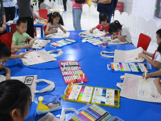 children inside the museum