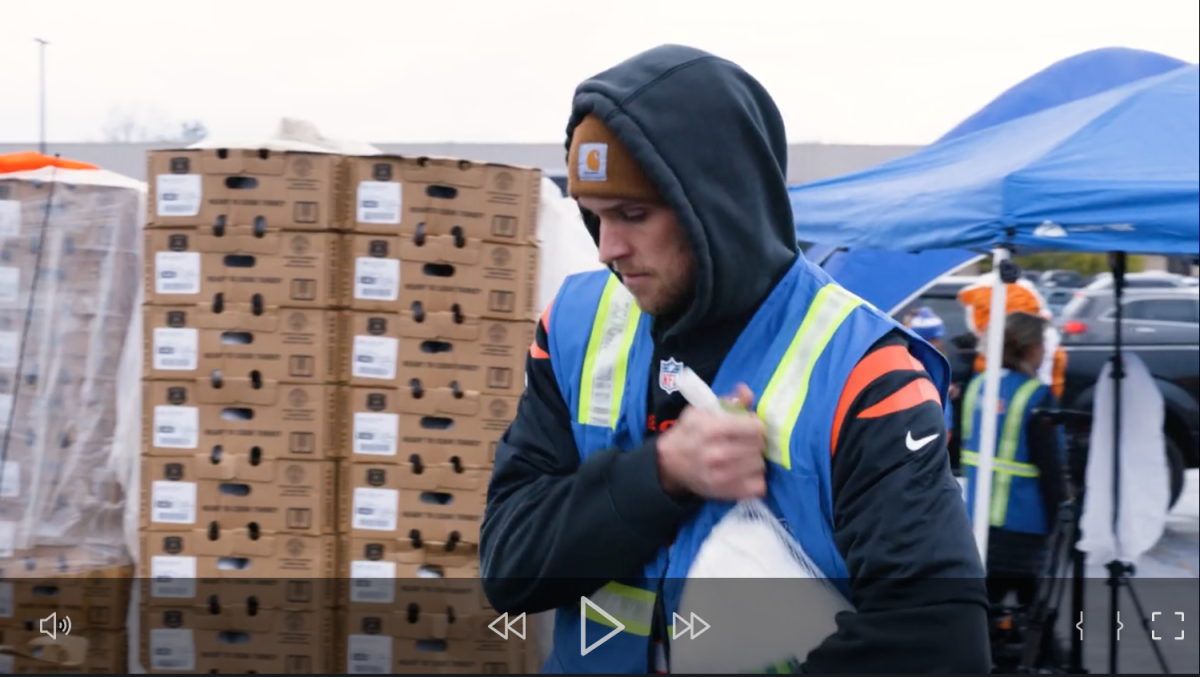 volunteer puts a turkey in a car trunk