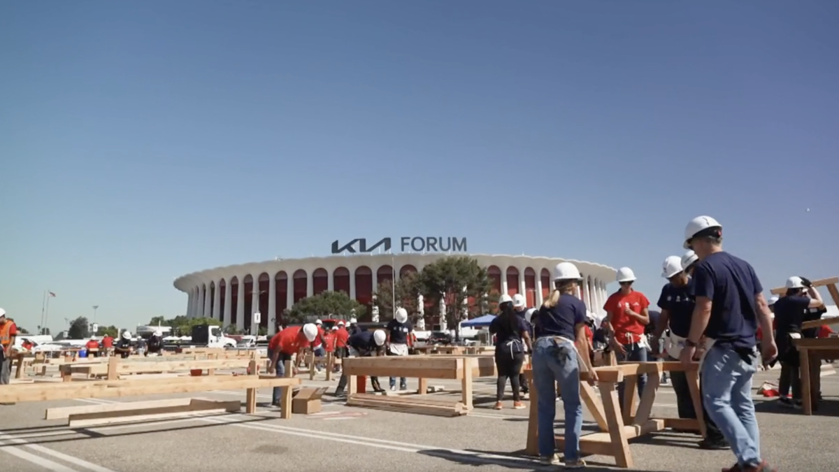 people volunteering together