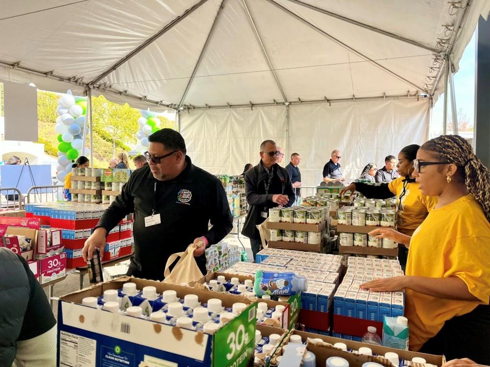 Albertsons' associates volunteering at L.A. Works' MLK Day of Service