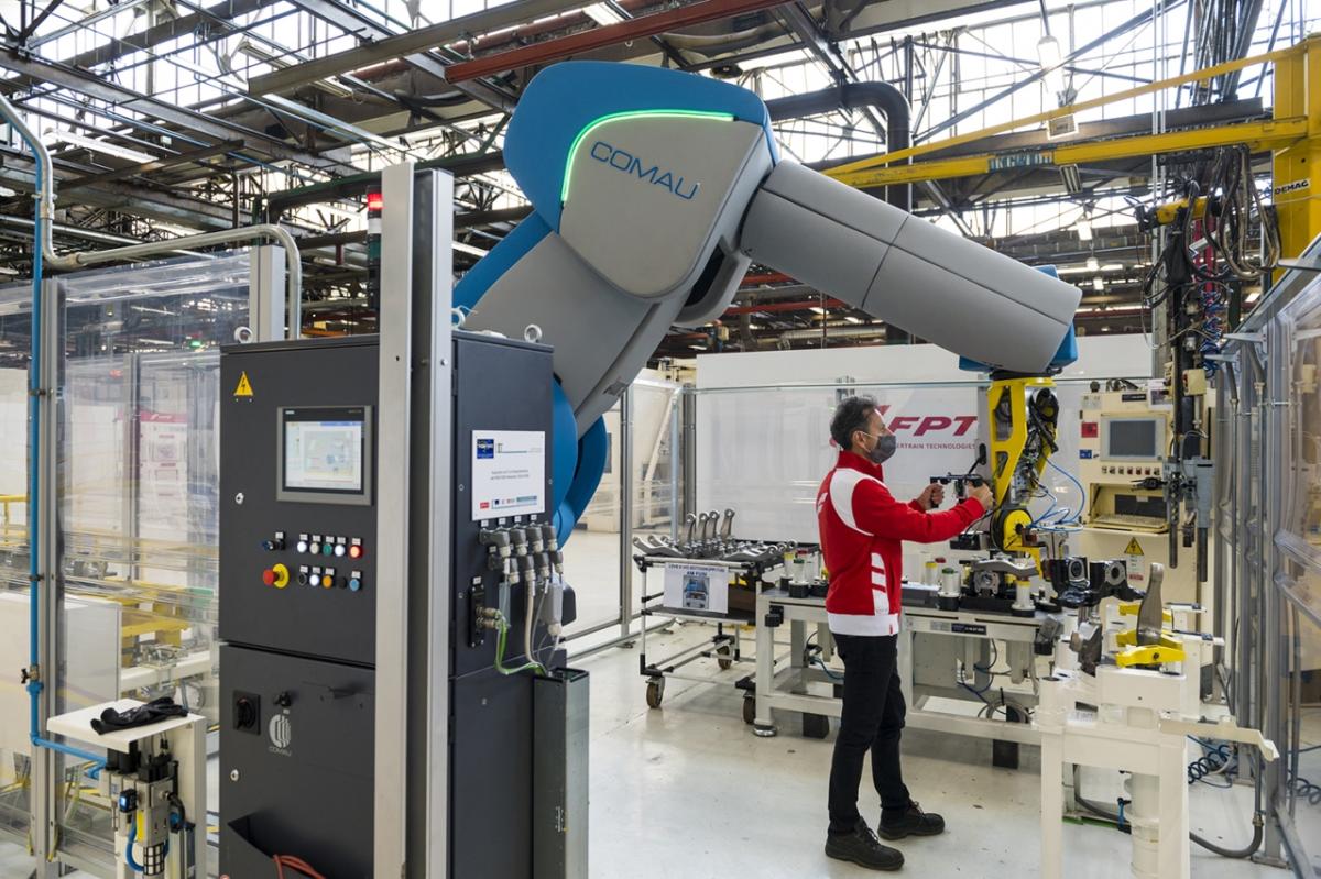 The AURA robot, working with a FPT Industrial employee in Turin, to facilitate their activities, making them even easier and safer.