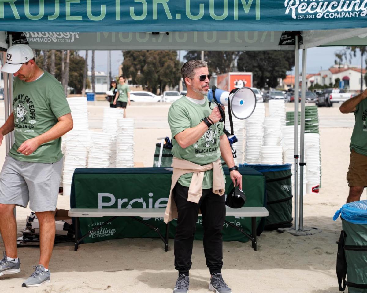 Kelly Cheeseman, Chief Operating Officer (COO) for the Los Angeles Kings and AEG Sports, spoke to the volunteers before the cleanup began.