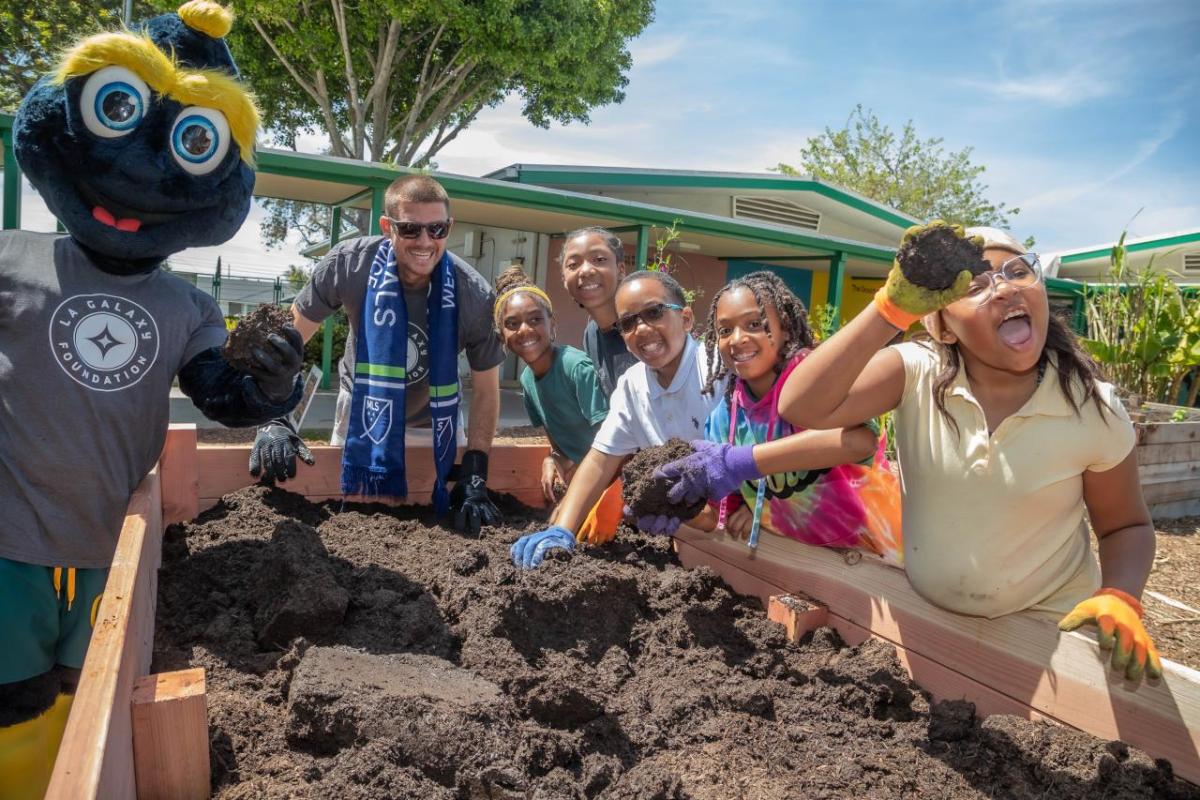 LA Galaxy Goalkeeper John McCarthy and mascot Cozmo helped refurbish the gardens at Annalee Elementary School in Carson. 