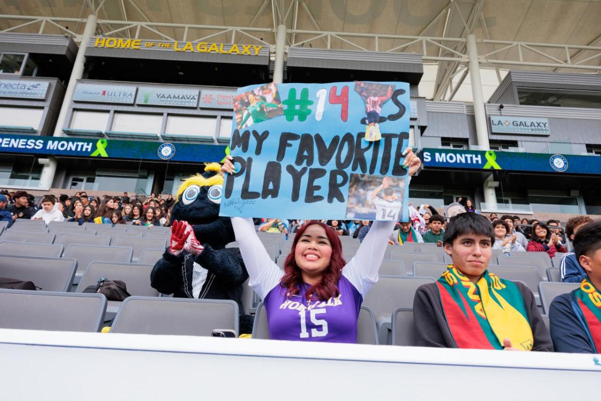 A student holds up a sign