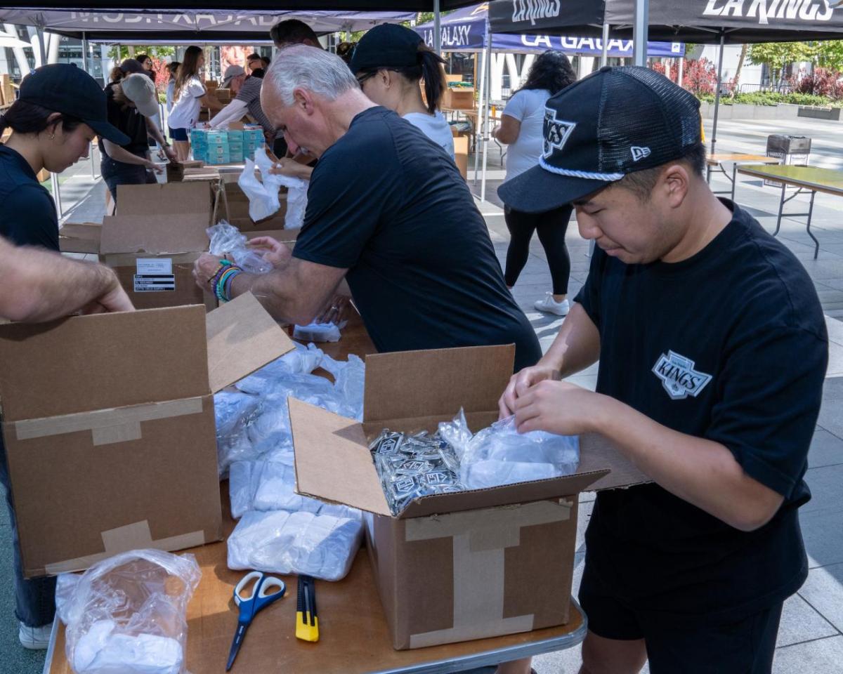 LA Kings alumni and radio analyst, Daryl Evans, joined employees from the LA Kings at the school supplies drive.