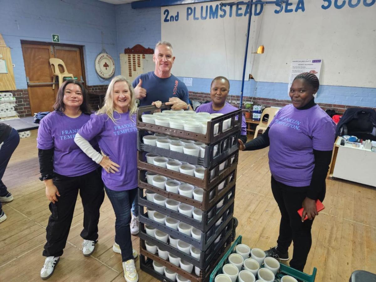 South Africa employees volunteering at Meals on Wheels.