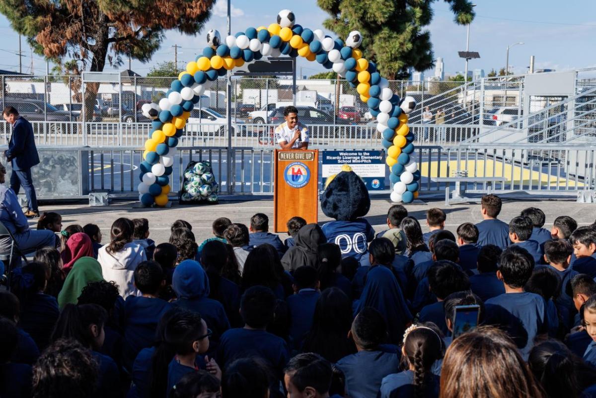AEG’s LA Galaxy, in collaboration with Herbalife, the Los Angeles Unified School District (LAUSD), and the U.S. Soccer Foundation, unveiled a brand-new mini pitch at Ricardo Lizarraga Elementary School in South Central Los Angeles. 
