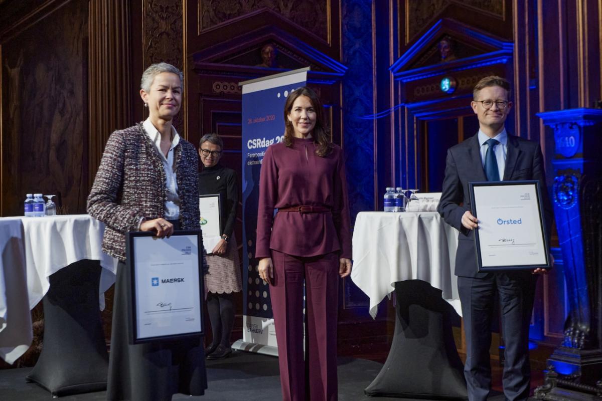 Jakob Askou Bøss (right) receives the Danish CSR Prize 2020 on behalf of Ørsted from Crown Princess Mary of Denmark (center). Image credit: FSR