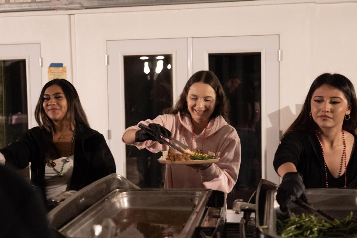 At the Empire Polo Club in Indio, CA, AEG welcomed 200 families for its second annual Holly Jolly Thanksgiving Dinner.