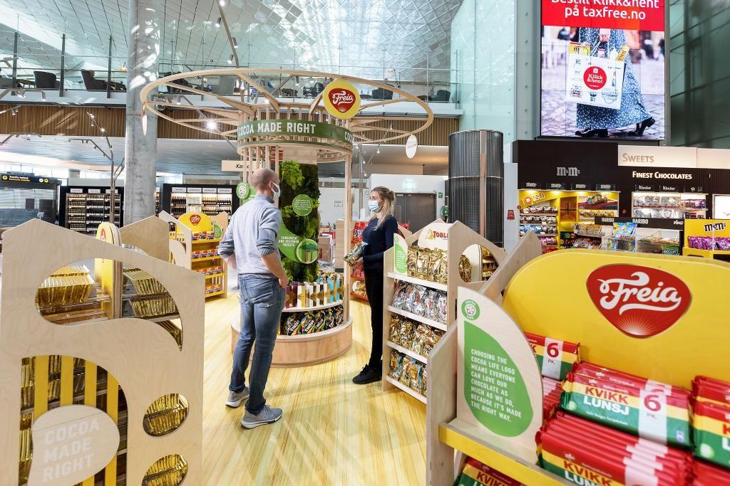Mondelez Zero Waste activation at Oslo Airport featuring man and woman in front of snack displays