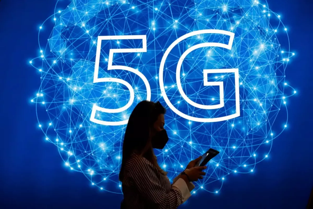 Person standing in front of a 5G sign