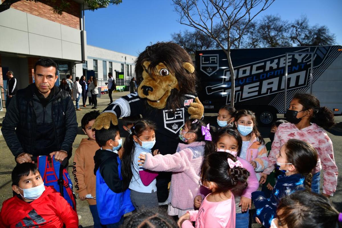 LA Kings mascot Bailey meets with a group of students at 49th Street Elementary School for AEG's Service Day.