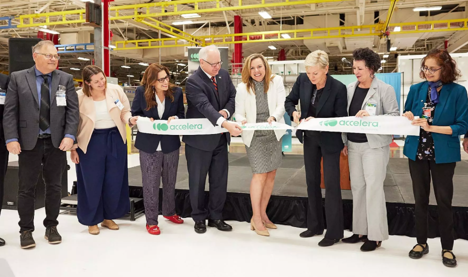 Accelera by Cummins leaders and guests cut the ribbon at the opening of Accelera’s first electrolyzer production site in the U.S. Cutting the ribbon together are Amy Davis, President of Accelera, and U.S. Department of Energy Secretary Jennifer Granholm.
