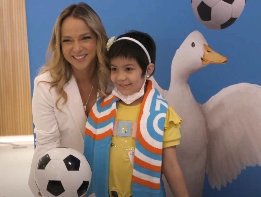 Adamari López with a young patient and the Aflac duck at Nicklaus Children's Hospital.