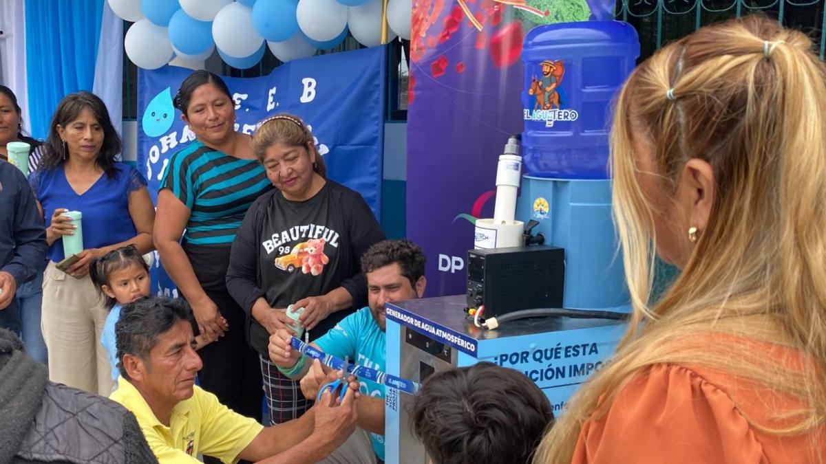 Community members gather around an atmospheric water generator during a ribbon-cutting event for DP World’s El Aguatero clean water initiative in Ecuador.