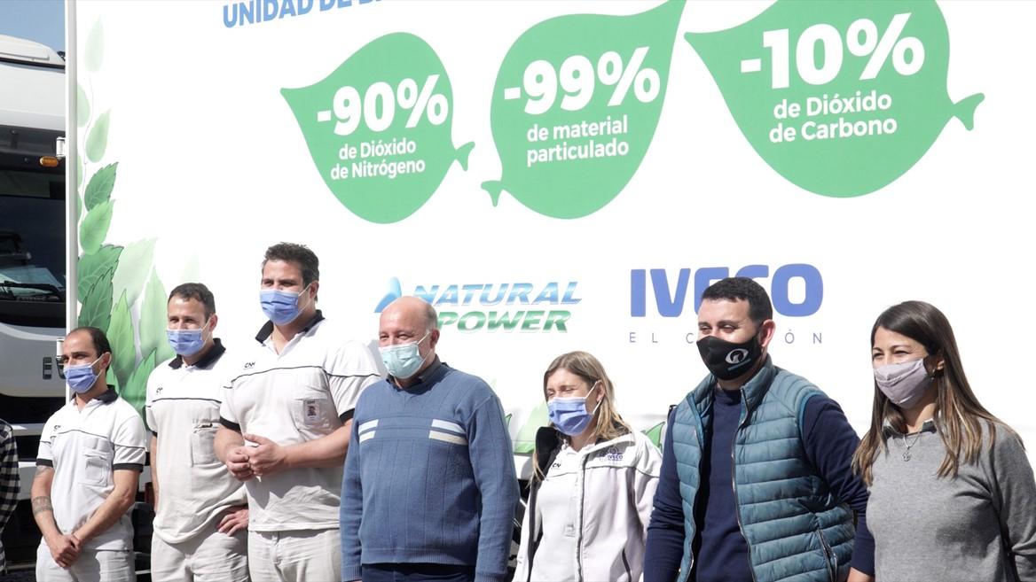 7 volunteers stand next to a IVECO truck