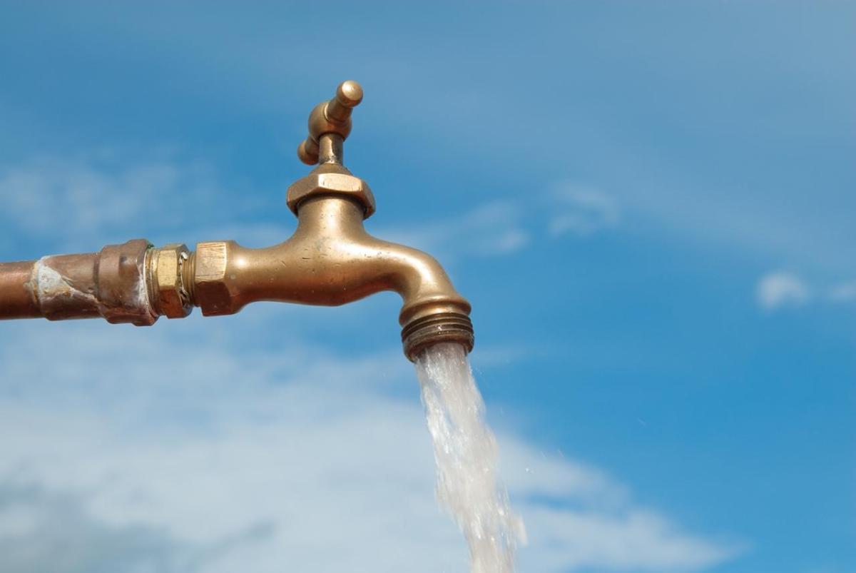 Water spout with water flowing