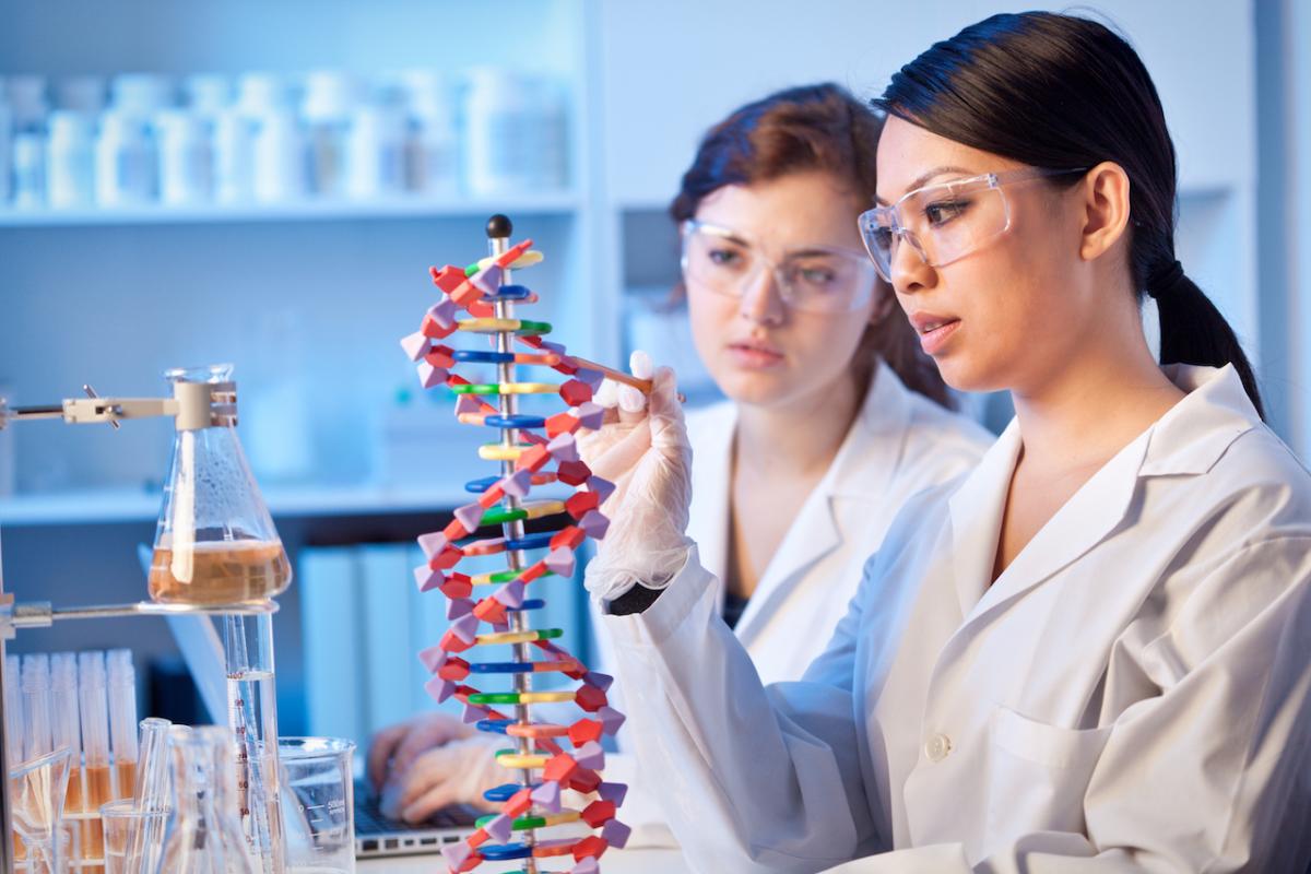 Two female scientists working in a lab.