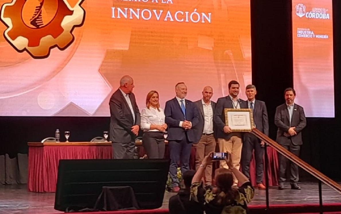 The company stood out for its commitment to the training and education of the dealer and customer network. Seven people stood next to each other on stage