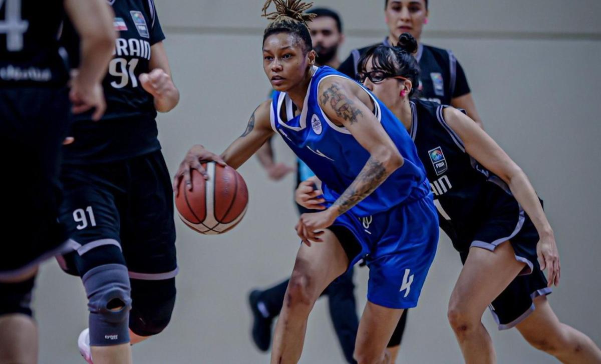 Ashanti Hunt wearing a blue jersey playing basketball 