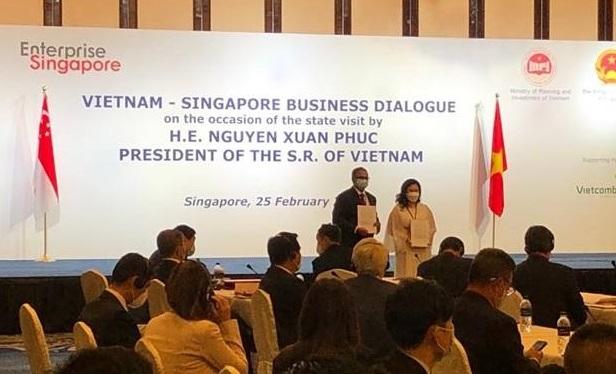 Black & Veatch and The Green Solutions (TGS) have signed a Memorandum of Understanding (MoU) to advance the production and supply of green hydrogen and green ammonia in Vietnam. Photo: The Green Solutions Presentation in front of audience with two people standing on stage