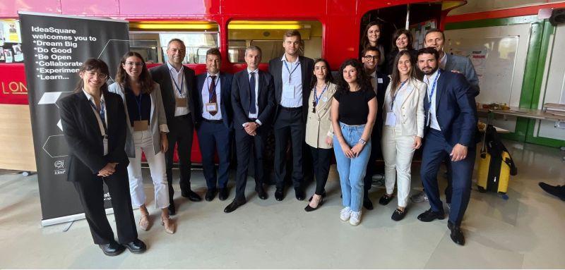 At the event held by CERN, the jury recognized and rewarded three student groups who participated in innovation projects at CNH, where they developed sustainable initiatives to improve the agricultural, social, and mobility sectors. A group of people posed together.