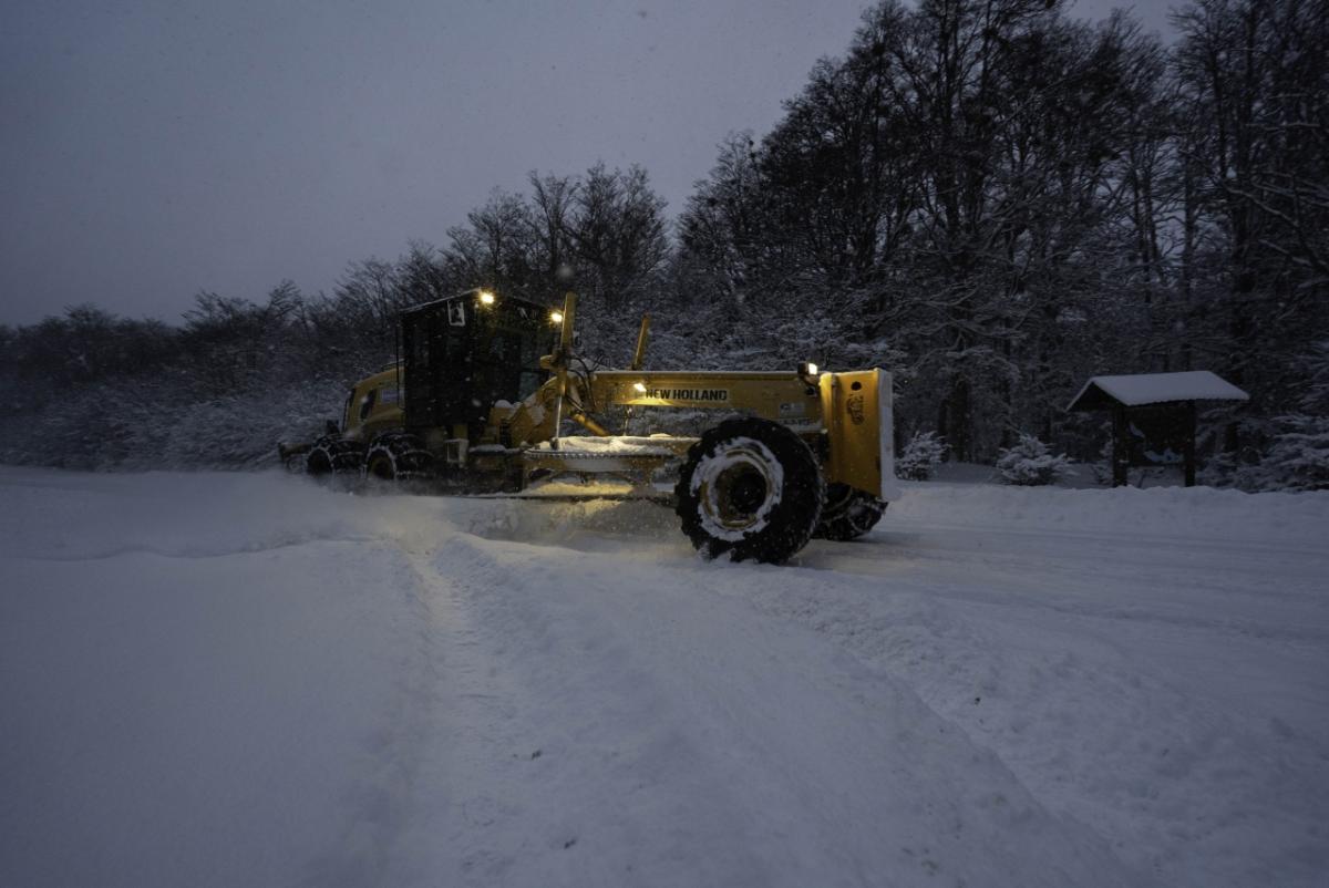 New Holland Construction’s Motor Grader hard at work clearing roads and keeping communities connected in Tierra del Fuego, Patagonia, Argentina, following record snow storms