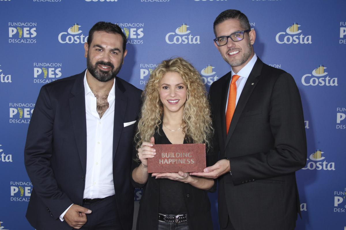 Picture, from the left: Luca Casaura SVP Global & Strategic Marketing Costa Cruises, Shakira and Neil Palomba, President of Costa Cruises, with the first brick of the new school.