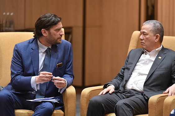 The Consumer Goods Forum (CGF) Director of Sustainability Didier Bergeret speaks with YAB Dato’ Sri Haji Fadillah Yusof, Deputy Prime Minister of Malaysia, and Minister of Plantation and Commodities, during the People Positive Palm Project human rights due diligence workshop in Kuala Lumpur, Malaysia, on 14th March 2023. Credit: CGF/FLA Didier Bergeret speaks with YAB Dato’ Sri Haji Fadillah Yusof, Deputy Prime Minister of Malaysia, and Minister of Plantation and Commodities.