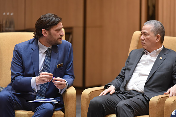 Didier Bergeret speaks with YAB Dato’ Sri Haji Fadillah Yusof, Deputy Prime Minister of Malaysia, and Minister of Plantation and Commodities.