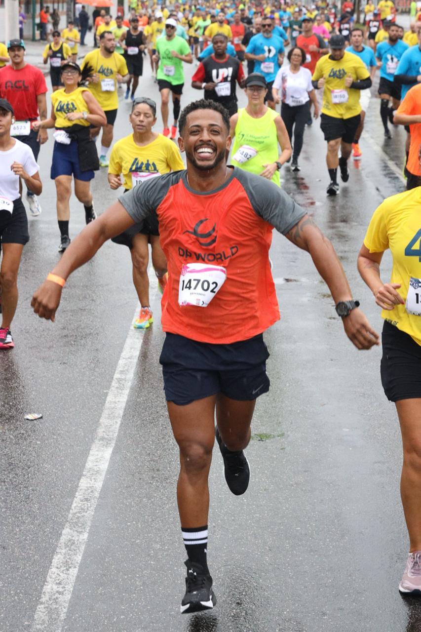 A DP World employee smiles while participating in the 10KM Tribuna FM Race alongside thousands of runners in Santos, Brazil.