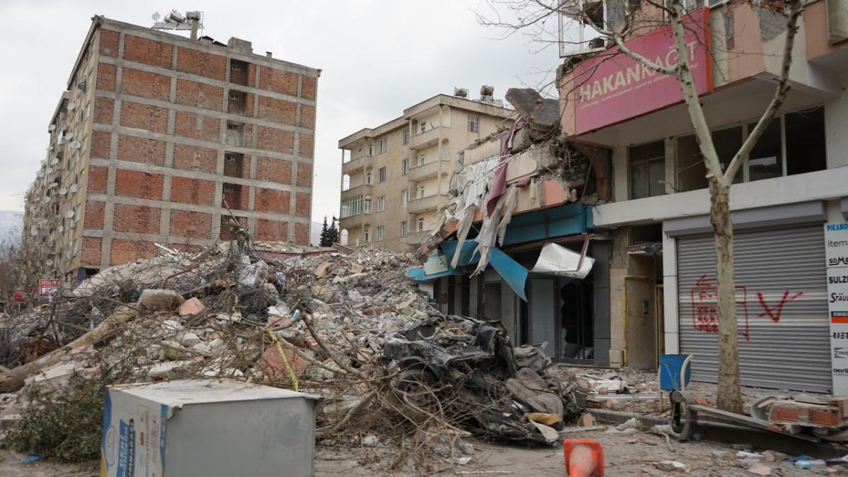 Collapsed buildings following the 2023 Turkey-Syria earthquake left many in urgent need of medical care. People with kidney conditions are especially vulnerable during earthquakes due to crush injuries and disrupted access to dialysis and essential medications. (Credit: Direct Relief)  