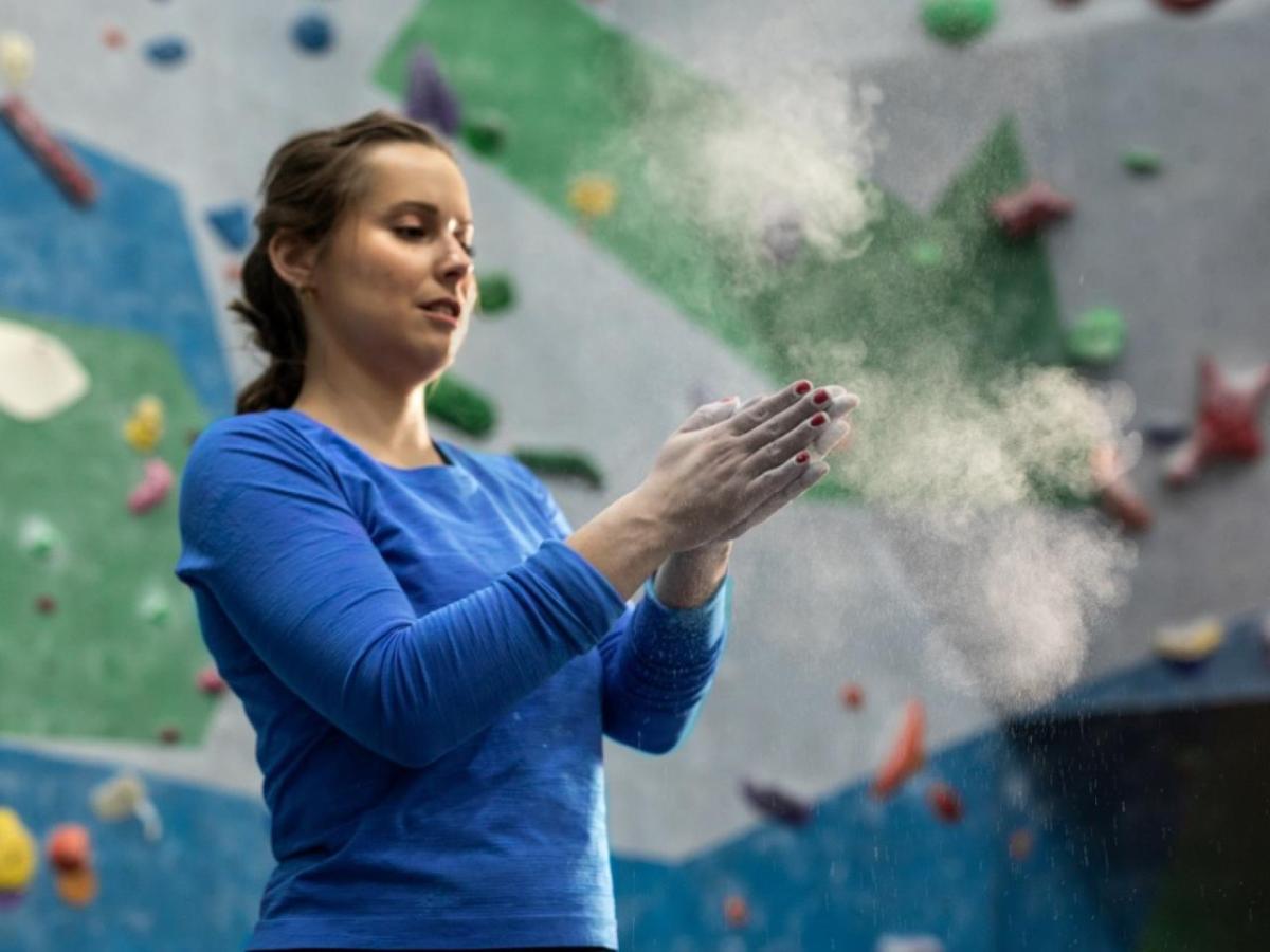 Alexandra Toth applying chalk to her hands