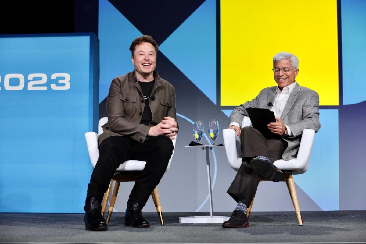 Elon Musk and Pedro Pizarro discuss clean energy and sustainability at the 2023 EEI Annual Meeting.