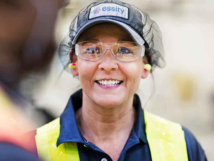 Female Essity employee wearing protective eyewear.